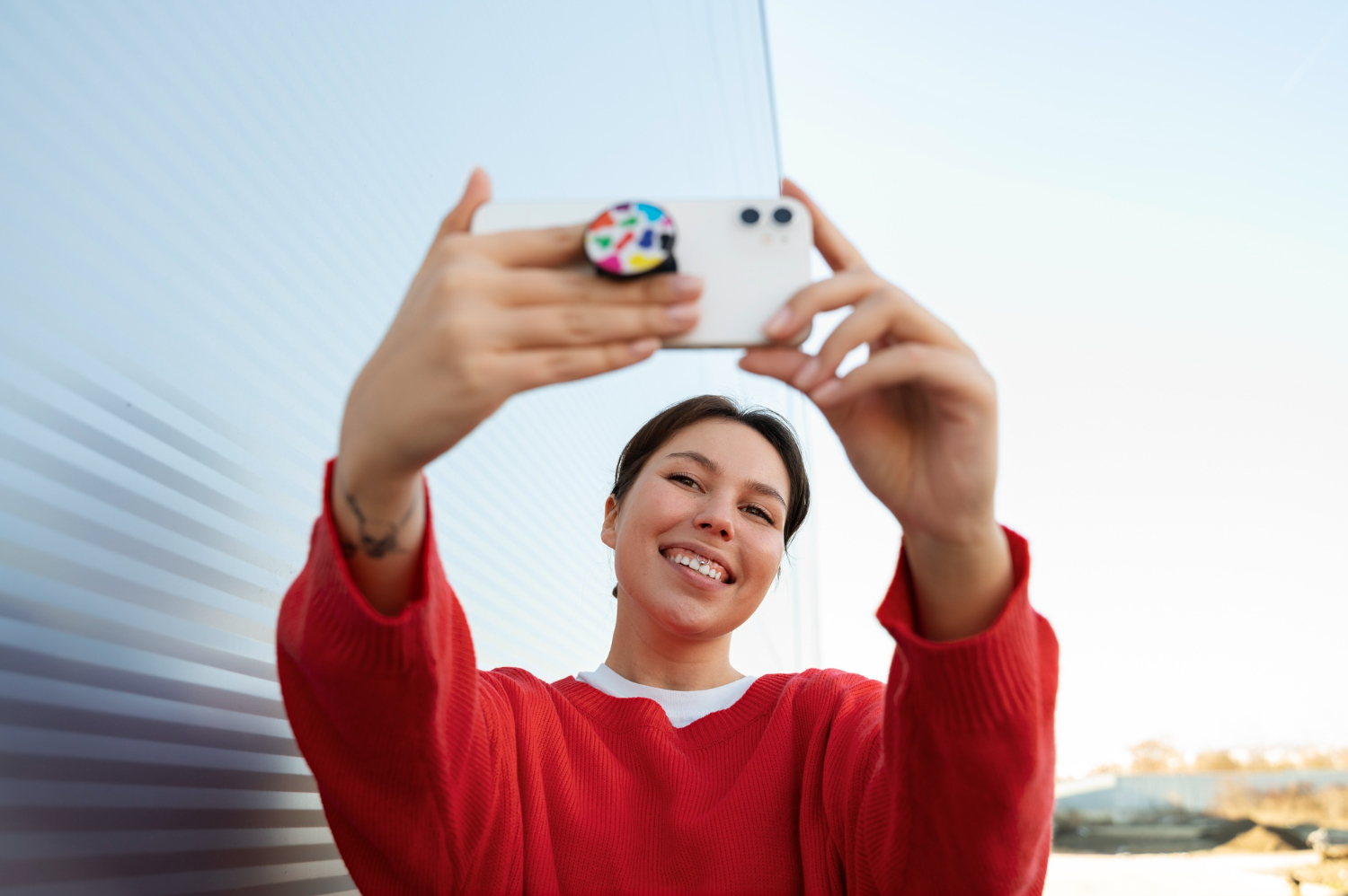 gadis mengambil selfie