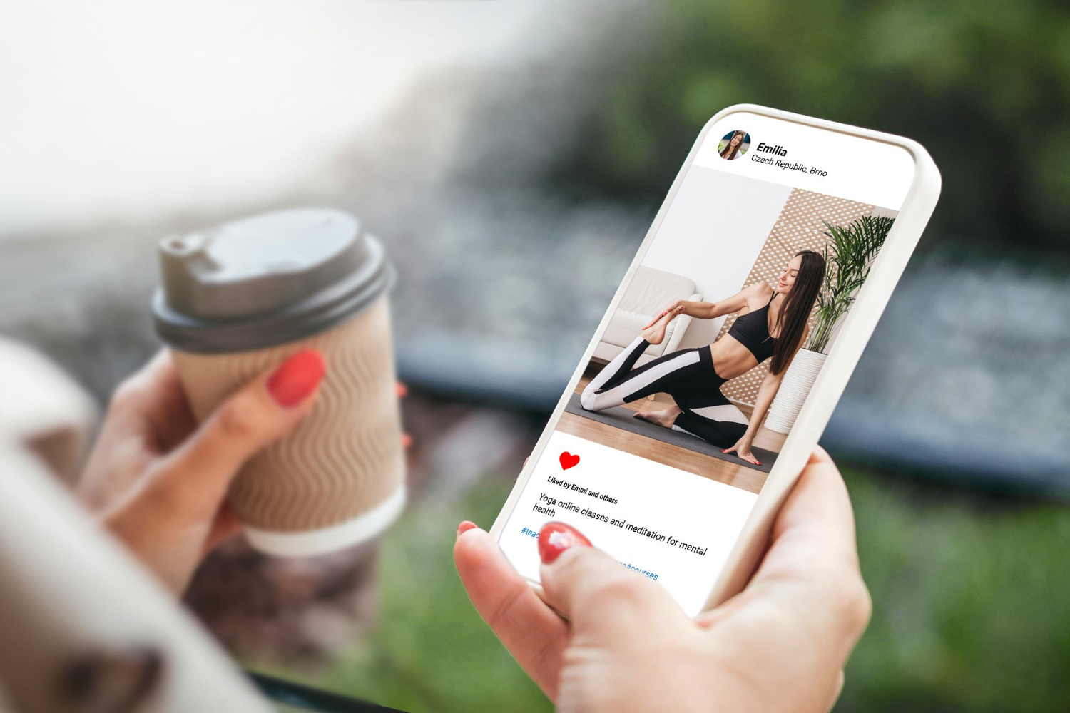 gadis dengan kopi dan telepon di tangan